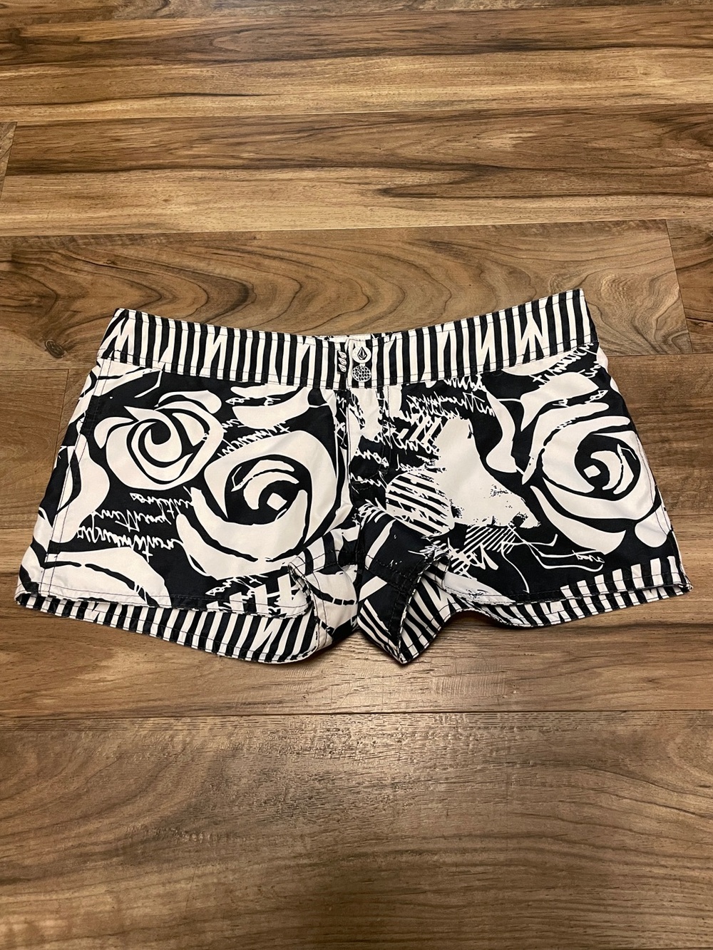 Volcom Roses R’ Rad 2.5” Boardshorts Reversible Swim 2000s Y2K Grunge Punk Retro